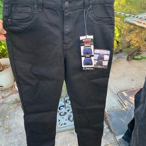 NWT MID RISE BLACK JEANS